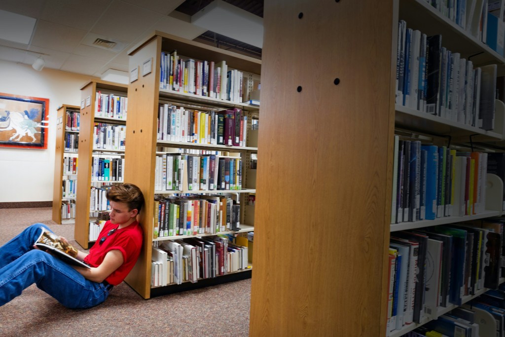 lee, no desesperes y sonríe