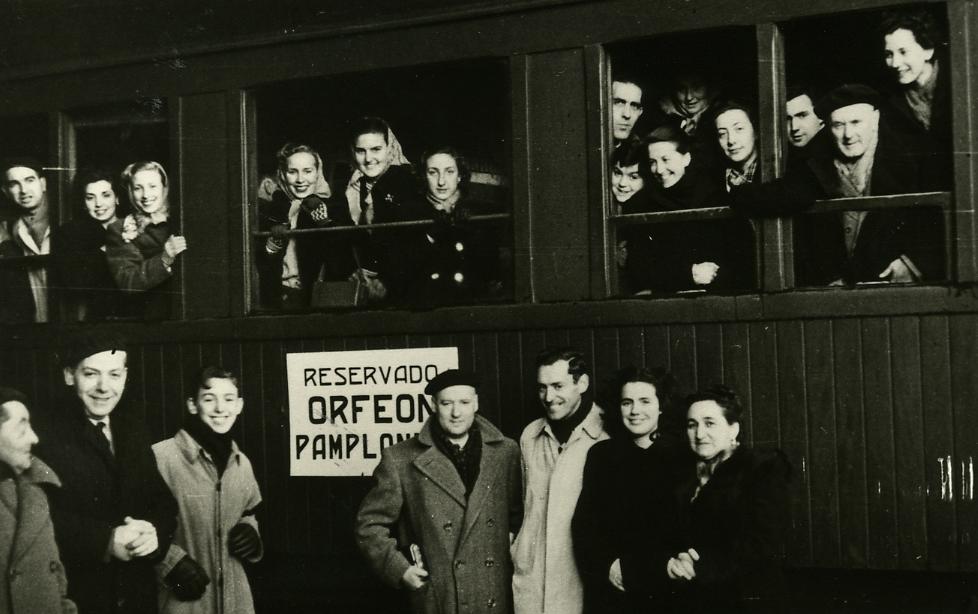 Gregorio, a la izquierda, asomado a la ventanilla del tren