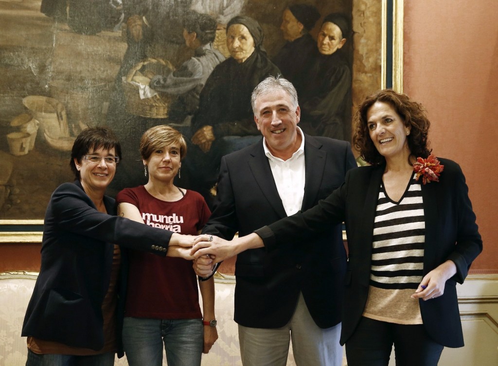 GRA599. PAMPLONA, 13/06/2015.- EH Bildu, Geroa Bai, Aranzadi e I-E han firmado esta mañana, minutos antes de la constitución del nuevo Ayuntamiento, el acuerdo programático que permitirá al abertzale Joseba Asiron acceder a la alcaldía.La firma se ha realizado en una sala del propio Ayuntamiento, situada frente al salón de plenos, realizada el propio Asiron, por EH Bildu (2d), y los cabezas de lista electoral de Geroa Bai, Itziar Gómez (d); Aranzadi, Ana Lizoain (2i); e Izquierda-Ezkerra, Edurne Eguino (i), que lo han sellado uniendo finalmente sus manos sobre el texto. EFE/Jesús Diges