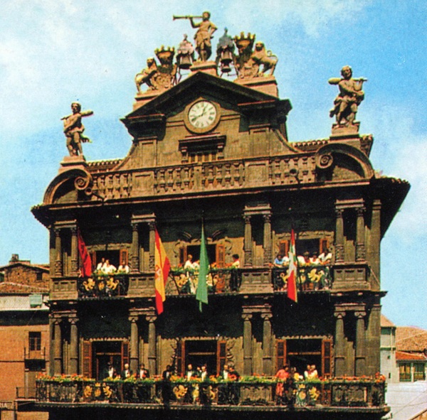 La ikurriña presente en el balcón del ayuntamiento en el txupinazo de 1979