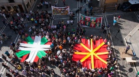 Irunea-1694ikurrina_eta_nafar_ikurrak